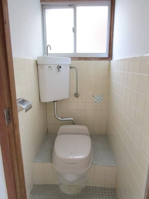 【トイレ】和式便座に簡易便座を置いています。