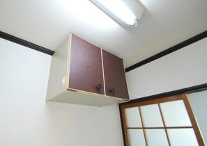 キッチン上部にも棚あり。収納◎