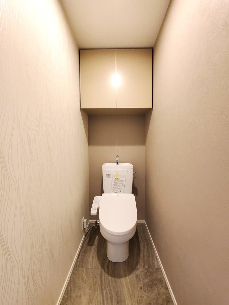 【トイレ】アクセントクロスが映えるウォシュレット付きトイレ