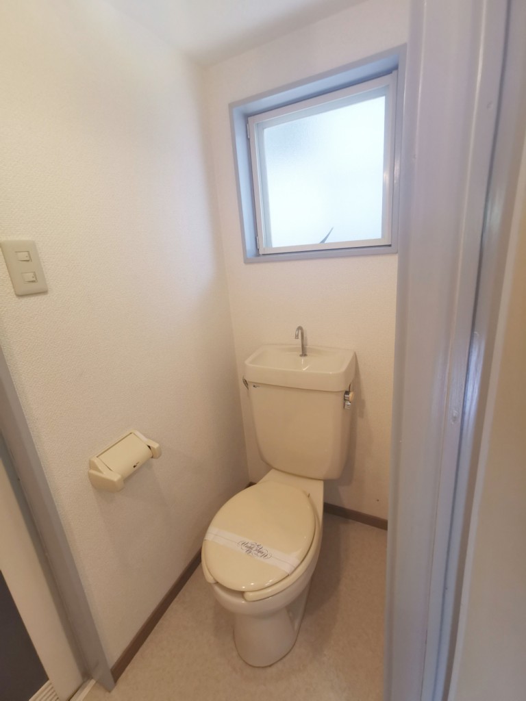 【トイレ】バストイレ別です。窓付きです