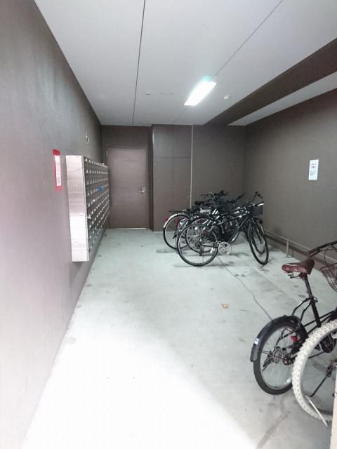 駐輪場は屋根の下なので自転車も濡れません