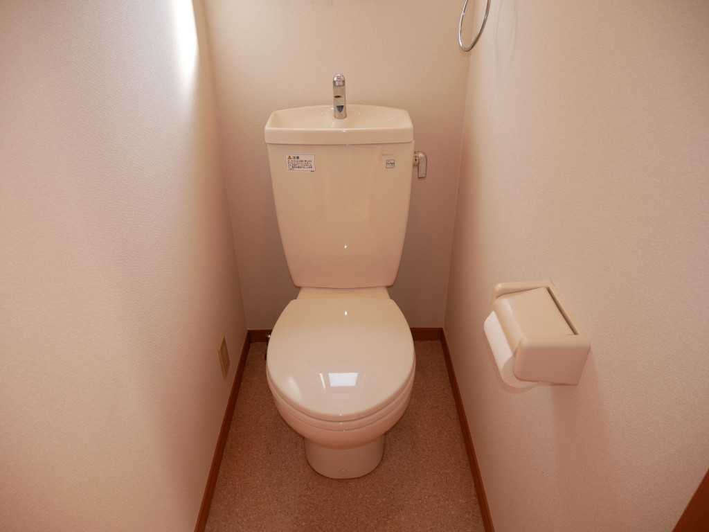 【トイレ】お掃除のしやすいシンプルなトイレです。
