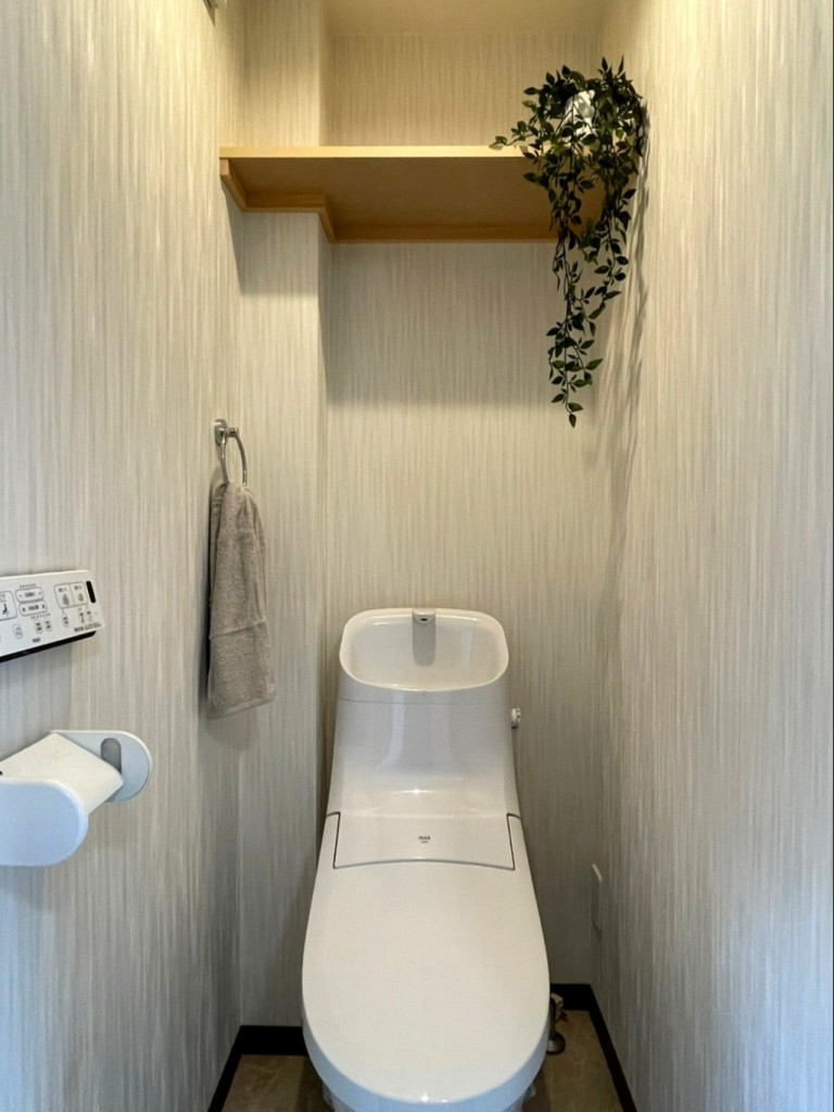 【トイレ】上には棚あり、独立トイレ☆温水便座☆