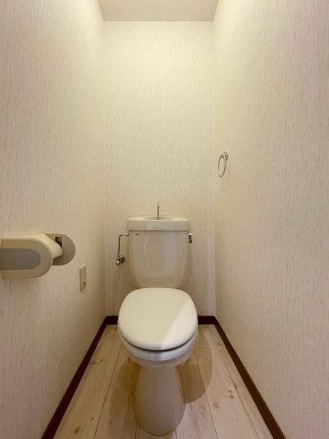 【トイレ】別部屋内装完了後の写真です。