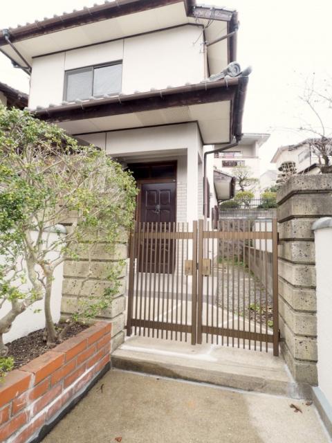 【南区屋形原】ガレージ付き2階建一軒家３DK☆閑静な住宅街、日当たり良好☆全室2面採光…窓がないのは押入れだけ！とにかく明るいお部屋、大丈夫です空いてます！(笑)【福岡病院下バス停徒歩6分】