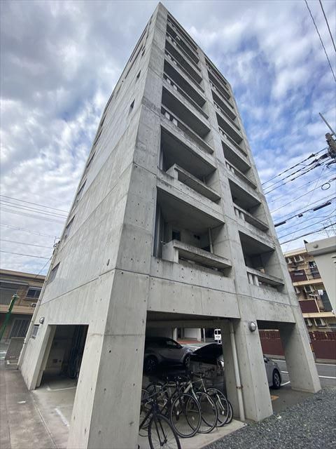 【大橋駅徒歩8分】コンクリートの壁がオシャレな１R☆敷地内駐車場あり、ウォークインクローゼット付き、南東向き角部屋2面採光で日当たり良好！キッチン独立タイプ、JR竹下駅も徒歩圏内【南区塩原】