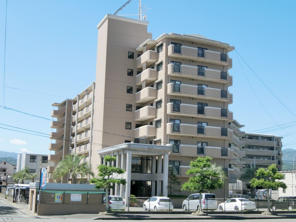 【那珂川市片縄】お買物便利な住宅街の3LDK☆広々リビング、ゆったりサイズのシステムキッチン、収納しっかり洋室2部屋+和室、ネット無料、豪華なエントランスも素敵です！敷地内駐車場も空き有♪【西鉄バス福岡女子商前徒歩6分】