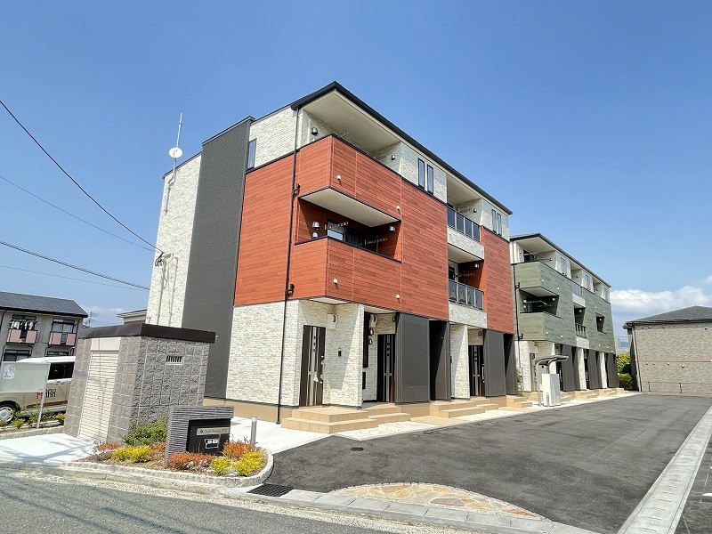 【JR二日市駅徒歩13分】2022年3月築の築浅1LDKのご紹介です。追い焚き機能、浴室乾燥機、ネット無料など、設備も充実。広々48平米越えの広さです。【筑紫野市上古賀】