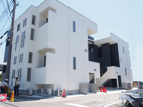 【東比恵駅　徒歩１３分】角部屋☆デザイナーズアパート☆ロフト付きメゾネット１LDKです☆２口コンロのシステムキッチンです【上牟田】
