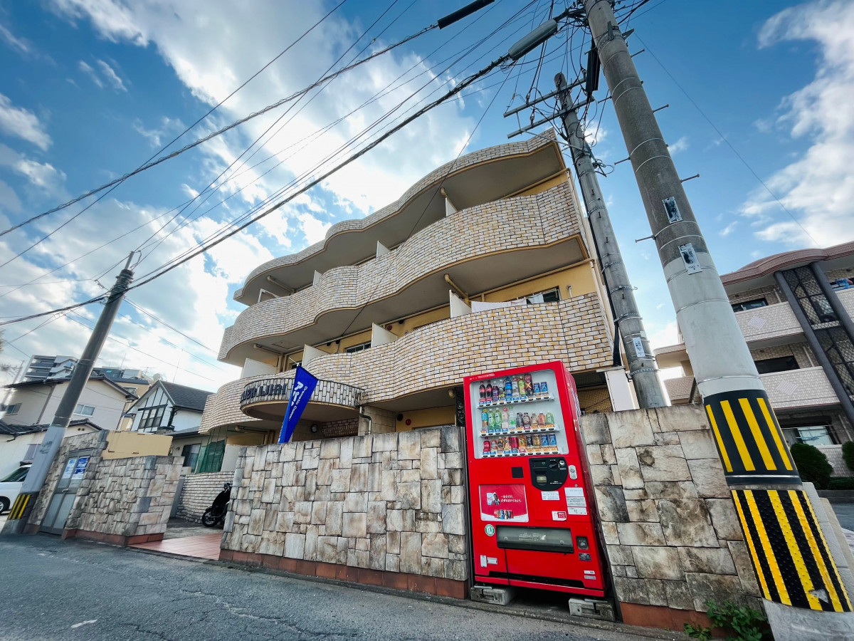 【井尻駅徒歩4分！】シンプルな１K☆お家賃2万円！日当たり良好、公園を見下ろす眺望は解放感抜群！！敷金礼金ゼロ、バストイレ別、RC造最上階、メリットたっぷり☆【井尻5丁目】