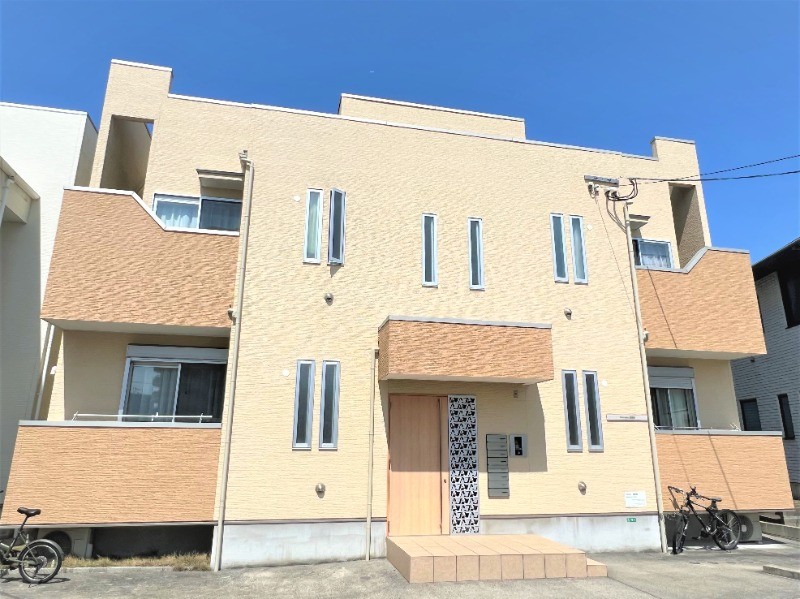 【西鉄紫駅徒歩5分】ルーフバルコニー付きの1LDKのご紹介です。安心のオートロック設置済み、インターネット使い放題、浴室乾燥機など設備も充実しています。【筑紫野市紫】