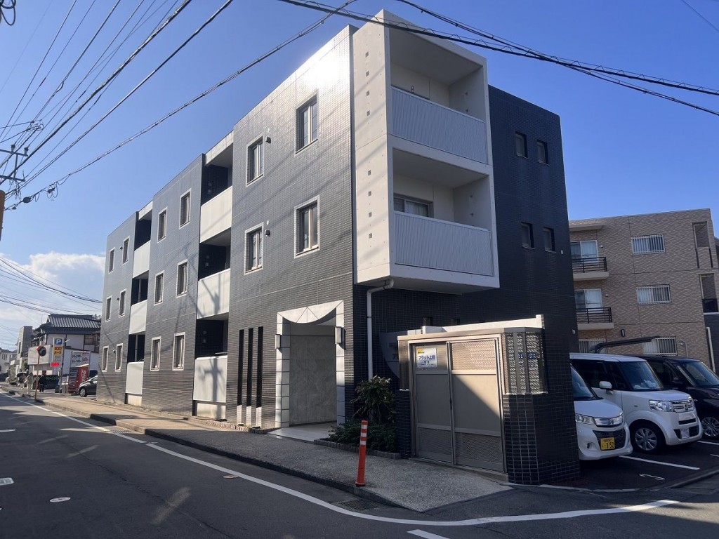 【大橋駅徒歩9分】駅徒歩圏内の閑静な住宅街１LDK☆敷地内駐車場空いてます！デザイナーズ風の外観、ルームシェア相談可能♪セキュリティもしっかりしているので安心！都市ガスで光熱費もお財布に優しい♪【南区南大橋】