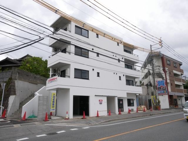 【七隈駅徒歩5分】小型犬・猫飼育可能、２LDK☆日当たり良好！カウンターキッチン、インターネット無料など人気の条件がそろいます♪オートロックや宅配ボックスなどセキュリティも安心のエントランス☆【城南区松山】