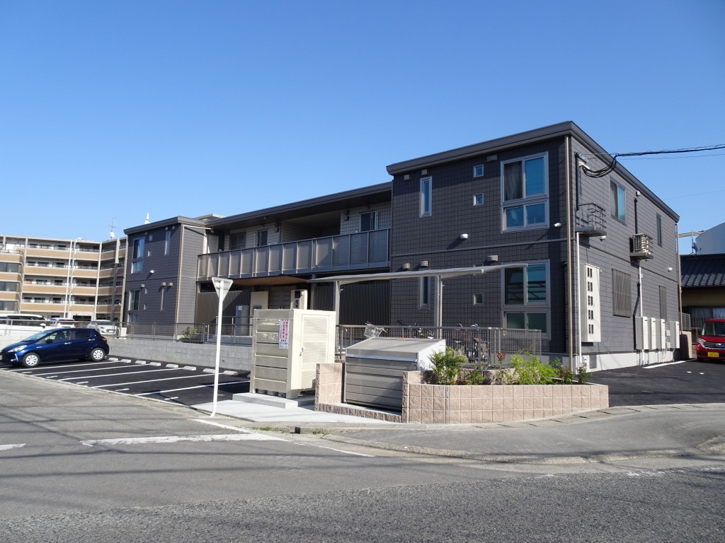 【那珂川市仲】築2年の綺麗なお部屋、2LDK☆1部屋をリビングとつなげて超広１LDKとしても使えます！クローゼットが大容量でお部屋片付くわ～♪敷地内駐車場も空車アリ！アパートだけどオートロックあるよ☆【仲1丁目バス停徒歩2分】